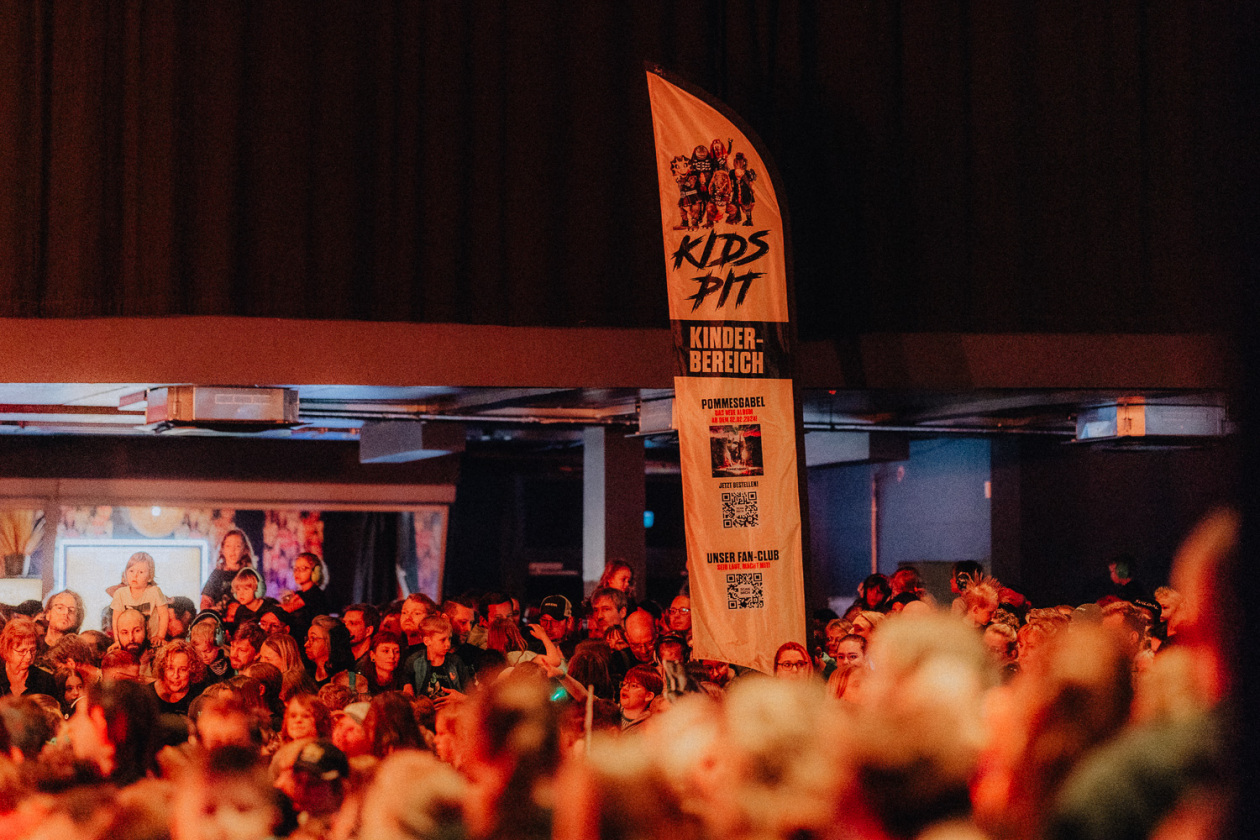 Heavysaurus – Auf  "Pommesgabel Reload" Tour. – Moshpit.