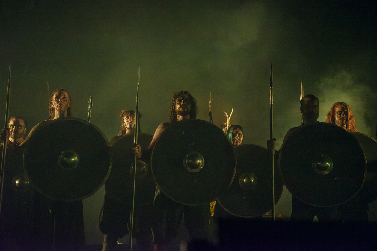 Mehr Ritual geht nicht: das dänisch-deutsch-norwegische Kollektiv live. – Heilung.