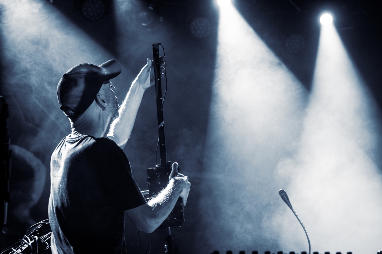 Henge – Greetings humans! Besuch aus dem Weltall. – ...und einem riesenhaften Otamatone?