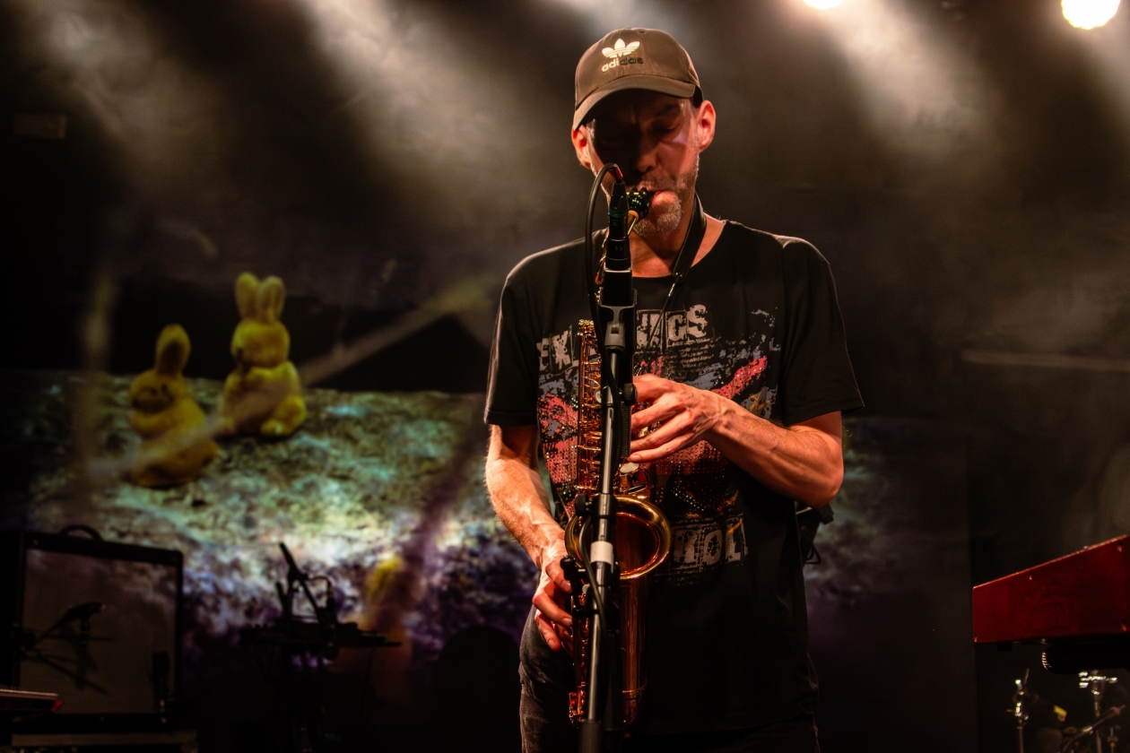 Henge – Greetings humans! Besuch aus dem Weltall. – Gelbart mit Häschen, Saxophon...