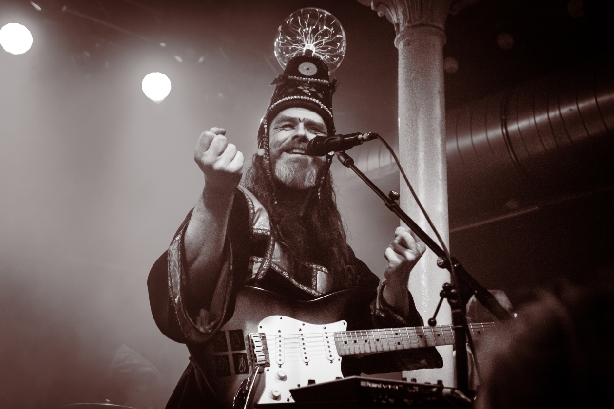 Greetings humans! Besuch aus dem Weltall. – Henge in Berlin.