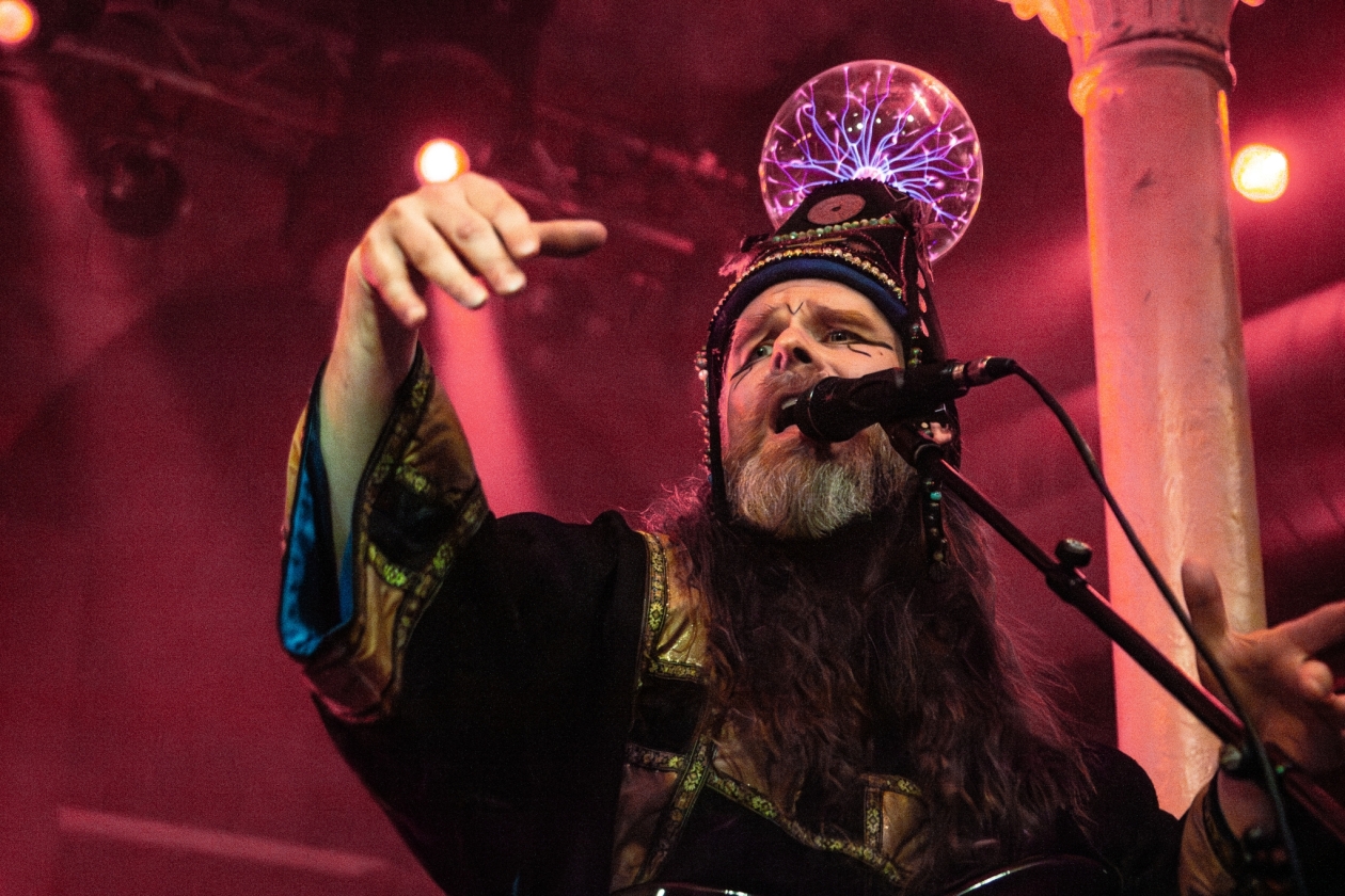 Greetings humans! Besuch aus dem Weltall. – Henge in Berlin.