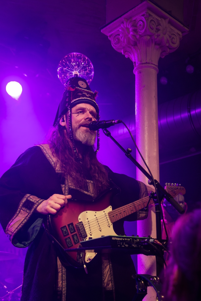 Greetings humans! Besuch aus dem Weltall. – Henge in Berlin.