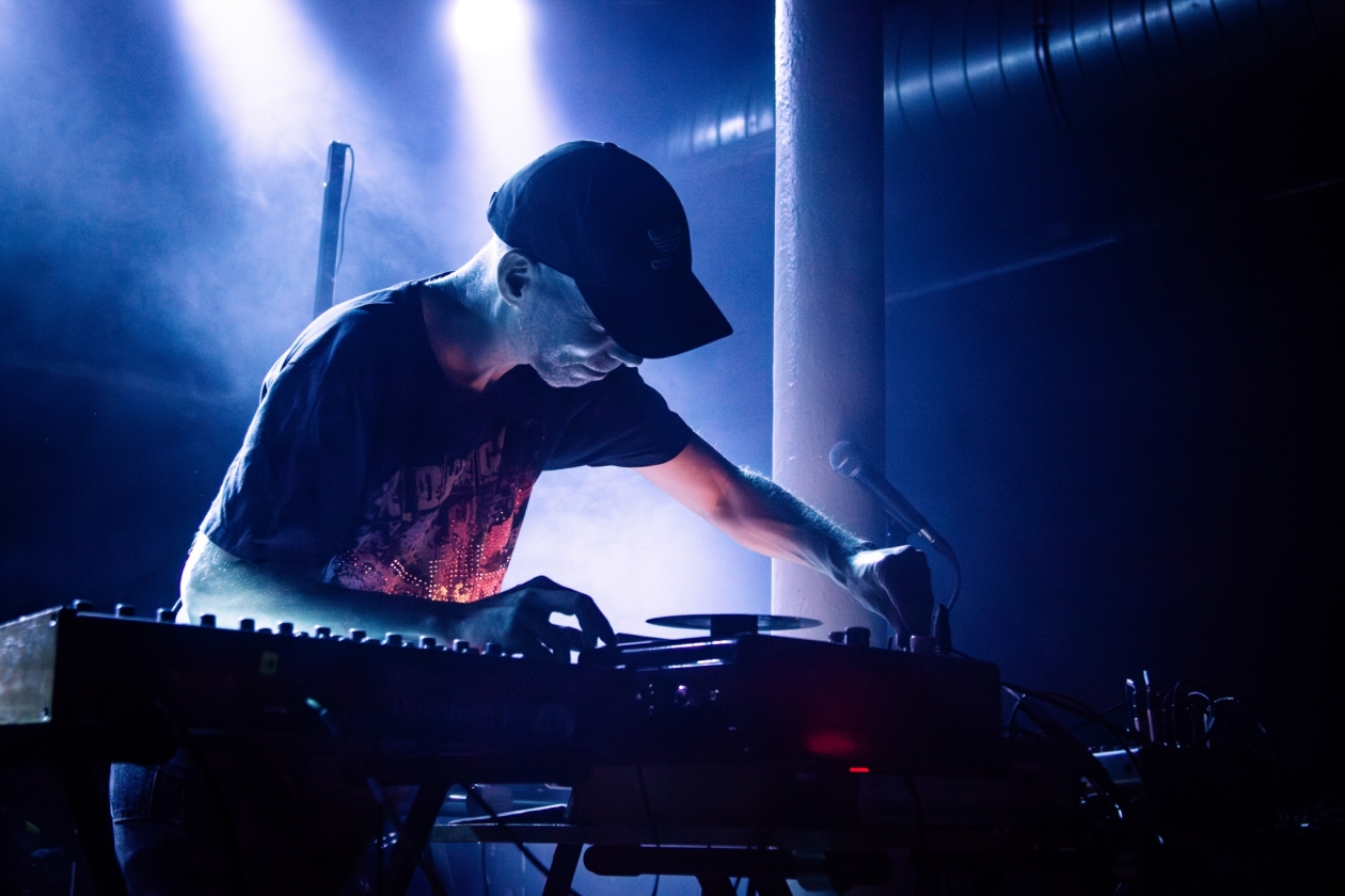 Henge – Greetings humans! Besuch aus dem Weltall. – Supportact Gelbart.