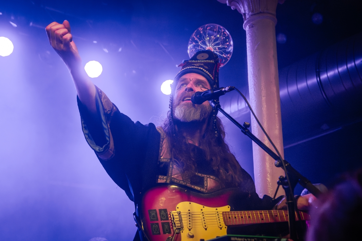Henge – Greetings humans! Besuch aus dem Weltall. – Zpor beschwört kosmische Kräfte.