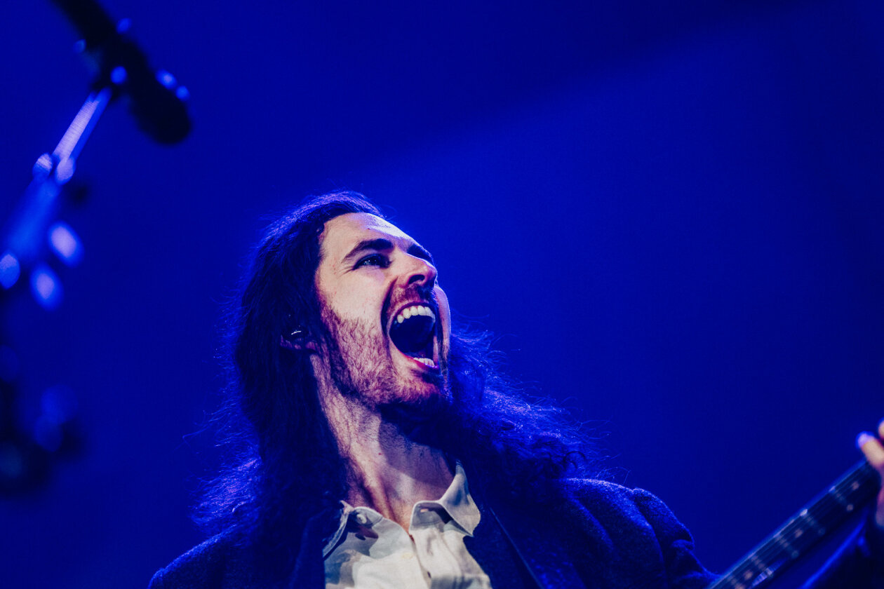 Wenn der irische Sänger und Gitarrist die Bühne betritt, ist die Halle rappelvoll. – Hozier.