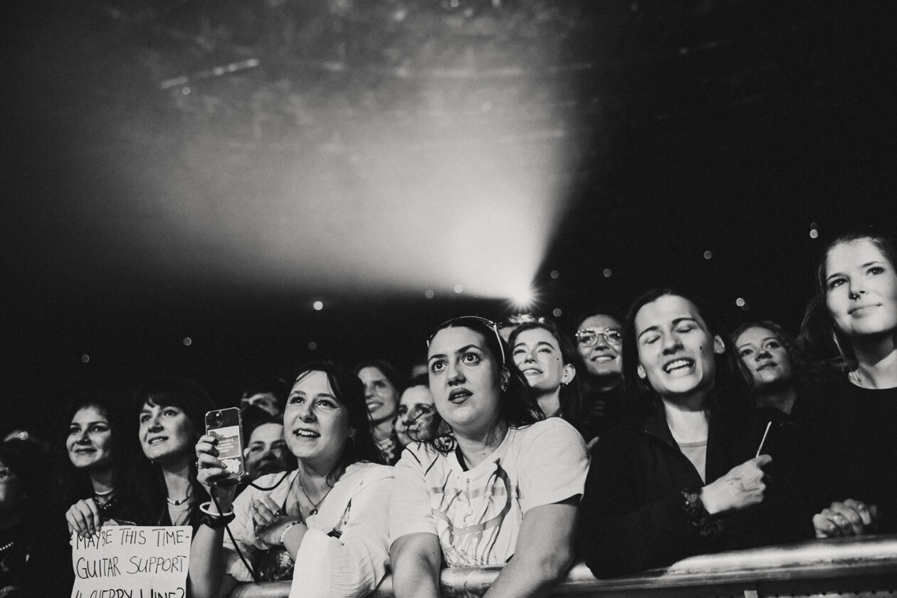 Hozier – Wenn der irische Sänger und Gitarrist die Bühne betritt, ist die Halle rappelvoll. – Fans.