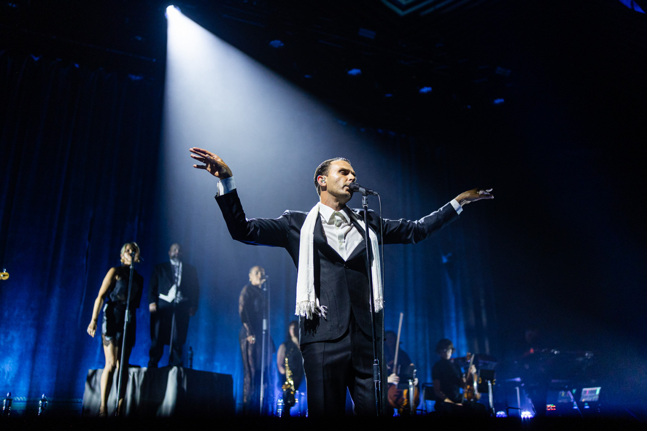 15 Jahre "Happiness" – die britische Synth-Pop-Band feiert ihr Debütalbum live. – Hurts.