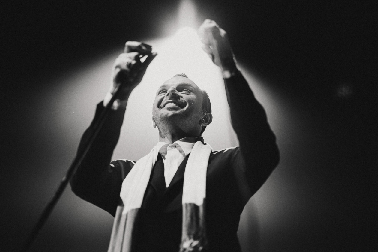 15 Jahre "Happiness" – die britische Synth-Pop-Band feiert ihr Debütalbum live. – Hurts.
