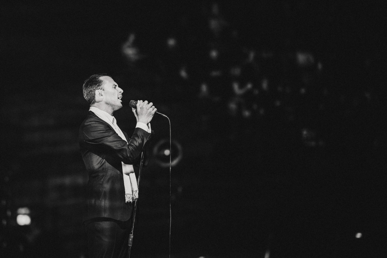 15 Jahre "Happiness" – die britische Synth-Pop-Band feiert ihr Debütalbum live. – Hurts.