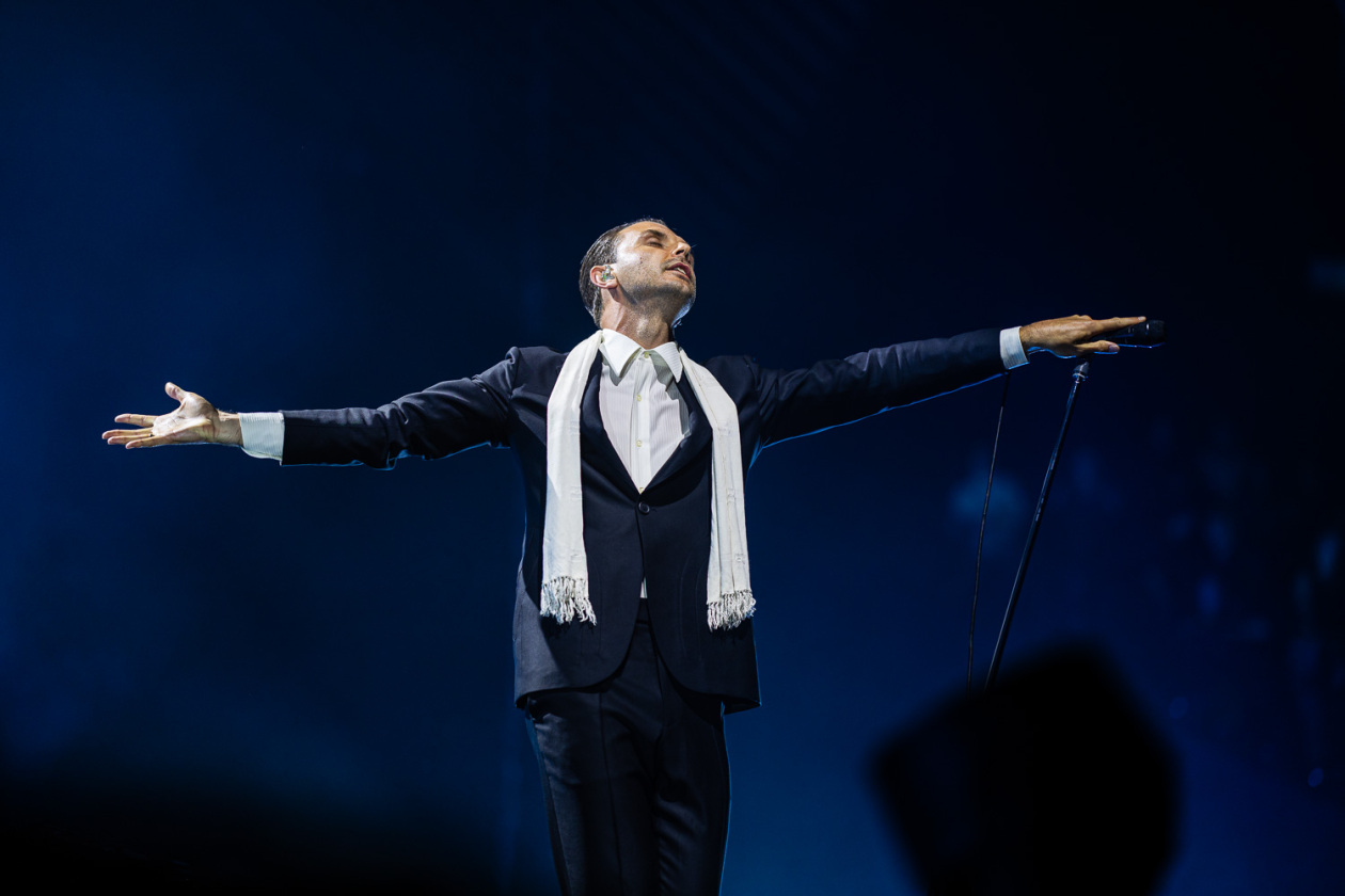 15 Jahre "Happiness" – die britische Synth-Pop-Band feiert ihr Debütalbum live. – Hurts.