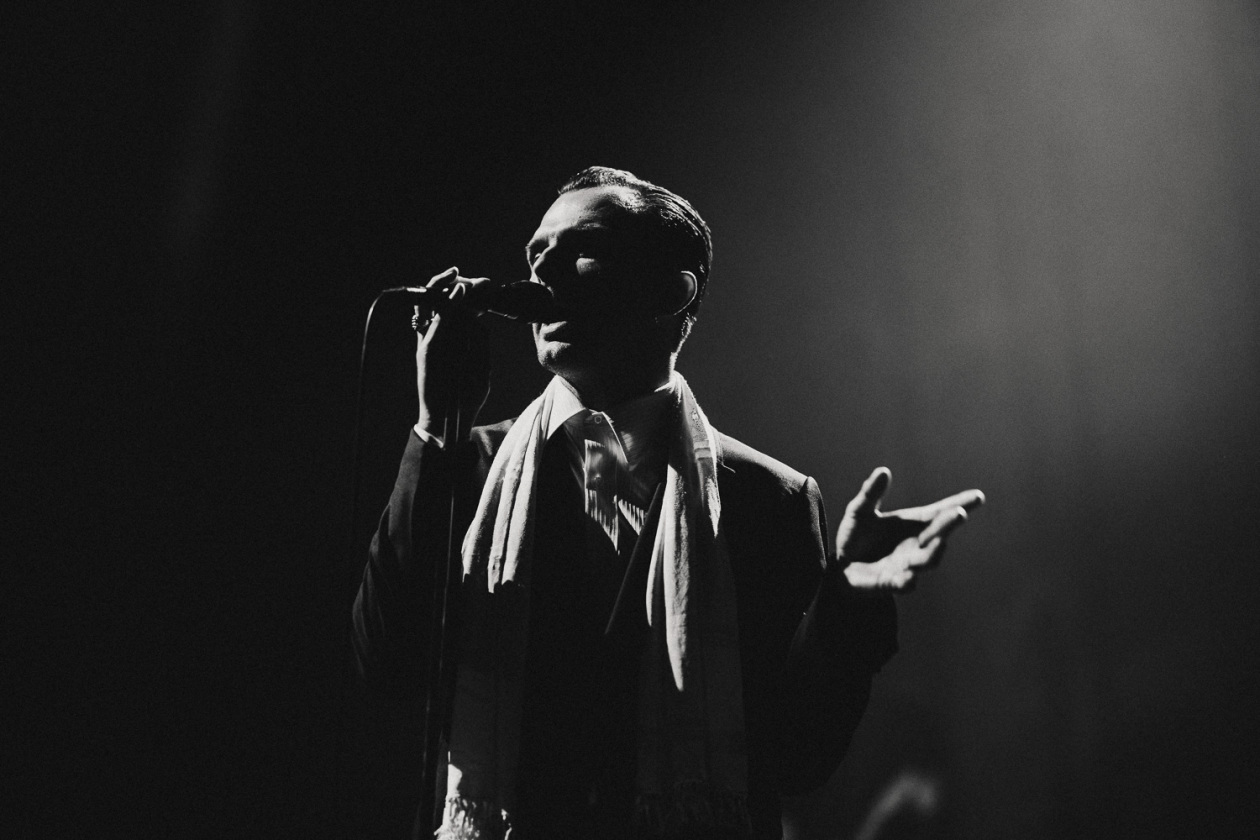 15 Jahre "Happiness" – die britische Synth-Pop-Band feiert ihr Debütalbum live. – Hurts.