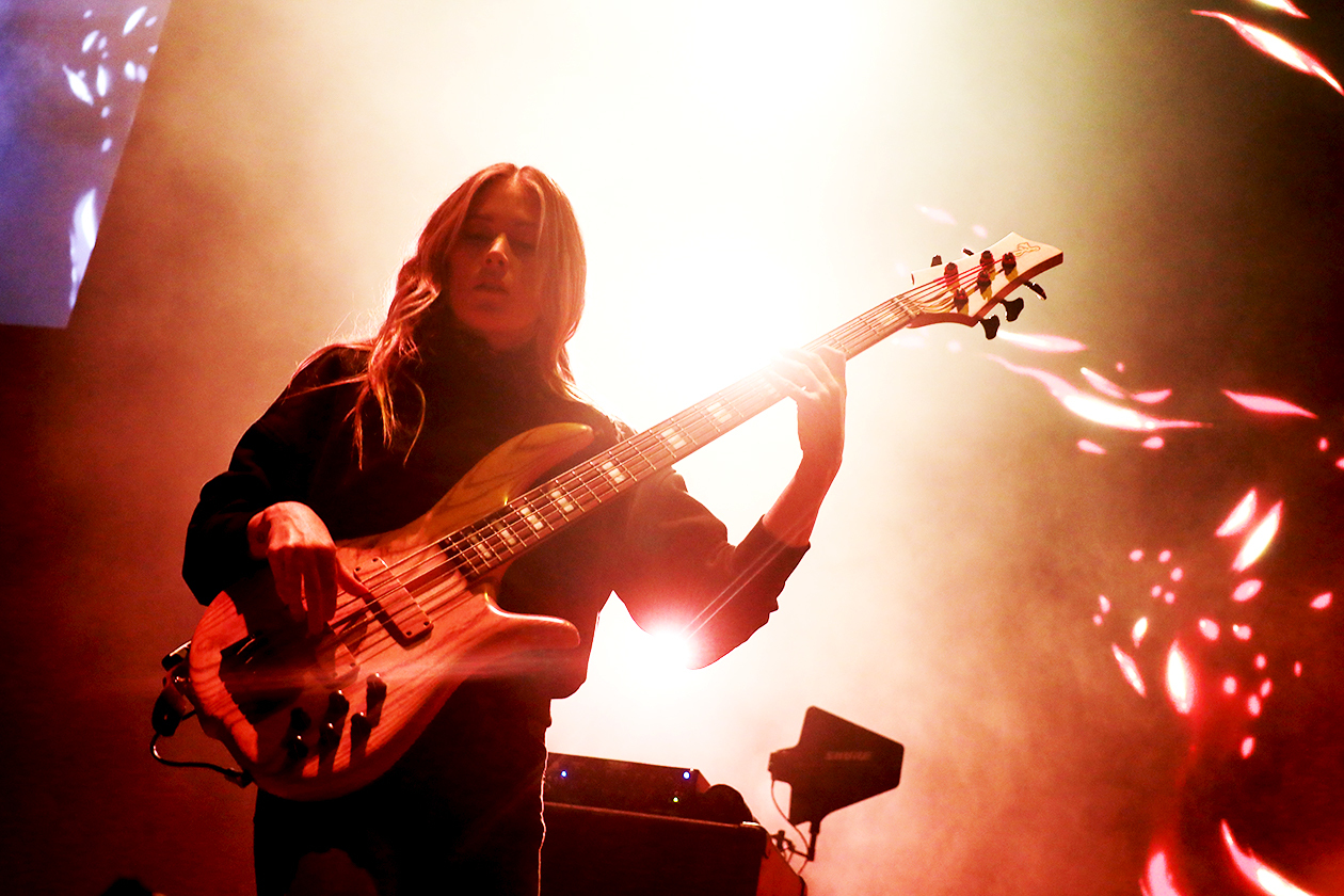 Incubus – Vor ausverkauftem Haus spielen die Alternative Rocker "Morning View" von 2001 komplett. – Am Bass: Nicole Row.