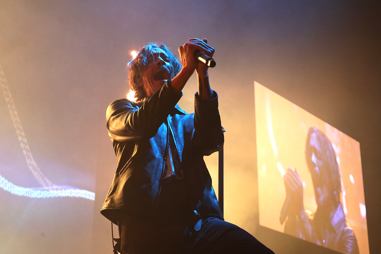Vor ausverkauftem Haus spielen die Alternative Rocker "Morning View" von 2001 komplett. – Brandon Boyd von Incubus.