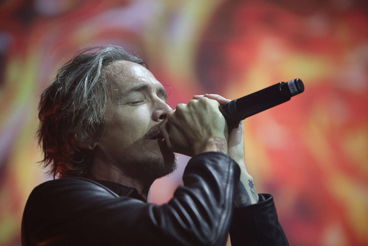 Incubus – Vor ausverkauftem Haus spielen die Alternative Rocker "Morning View" von 2001 komplett. – Brandon Boyd mit geschlossenen Augen.