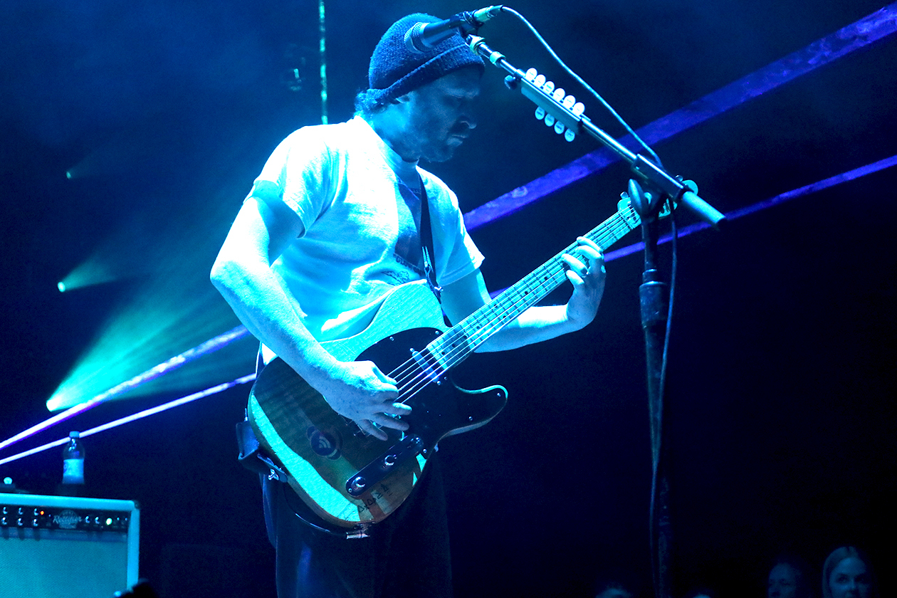 Incubus – Vor ausverkauftem Haus spielen die Alternative Rocker "Morning View" von 2001 komplett. – Gitarrist Mike Einziger.