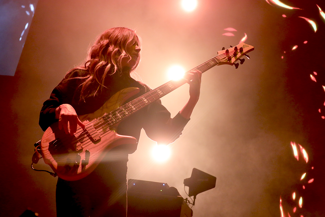 Vor ausverkauftem Haus spielen die Alternative Rocker "Morning View" von 2001 komplett. – Nicole Row, seit 2024 Bassistin bei Incubus.