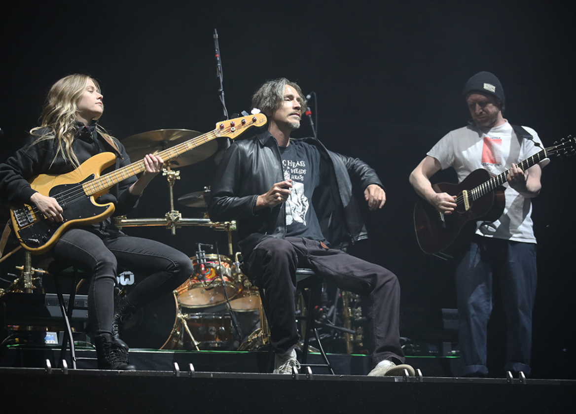 Incubus – Vor ausverkauftem Haus spielen die Alternative Rocker "Morning View" von 2001 komplett. – Relaxt: Nicole Row, Brandon Boyd, Mike Einziger.
