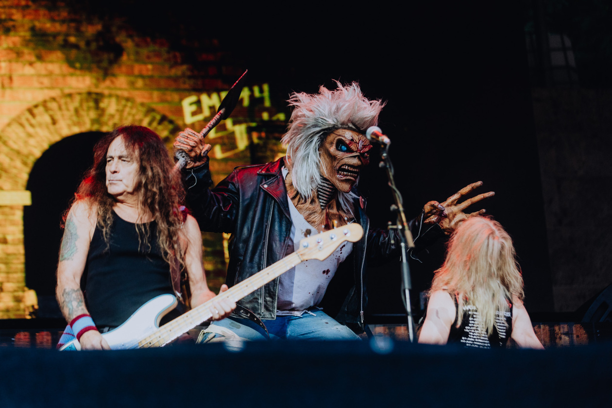 Von der ersten Sekunde an sind die Fans am Start: Bruce Dickinson und Band zuhause im dicken B. – Iron Maiden!