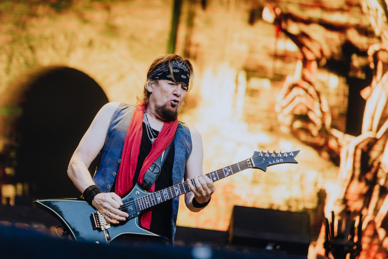 Iron Maiden – Von der ersten Sekunde an sind die Fans am Start: Bruce Dickinson und Band zuhause im dicken B. – Adrian Smith.