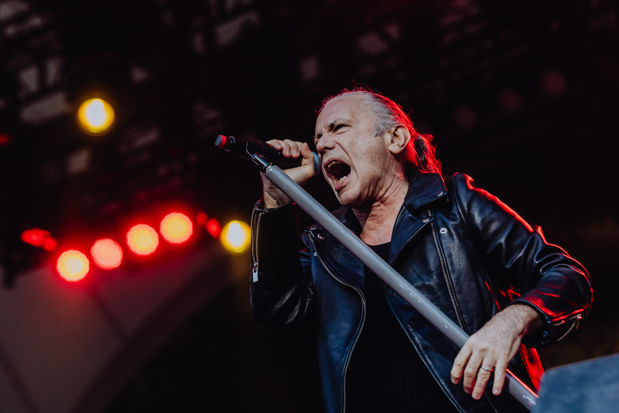 Iron Maiden – Von der ersten Sekunde an sind die Fans am Start: Bruce Dickinson und Band zuhause im dicken B. – Bruce Dickinson.