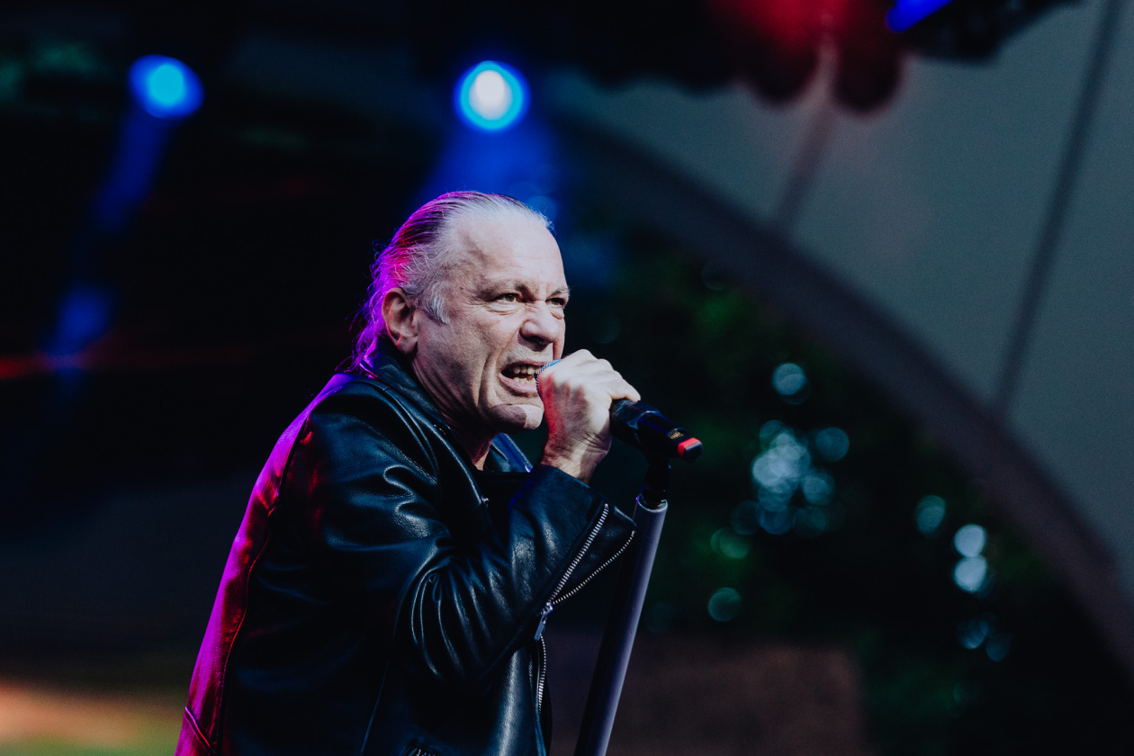 Iron Maiden – Von der ersten Sekunde an sind die Fans am Start: Bruce Dickinson und Band zuhause im dicken B. – Bruce Dickinson.