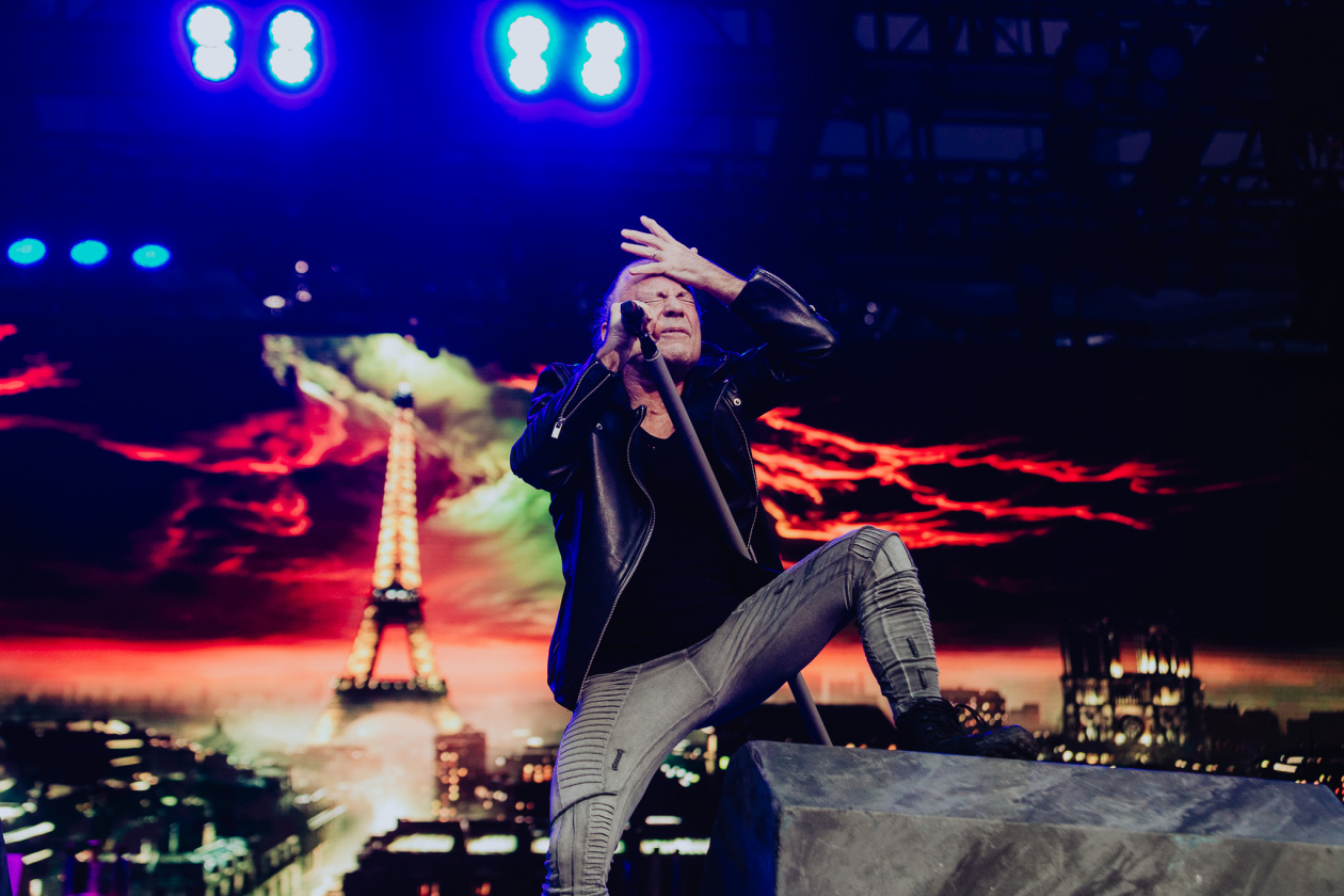 Iron Maiden – Von der ersten Sekunde an sind die Fans am Start: Bruce Dickinson und Band zuhause im dicken B. – Bruce Dickinson.