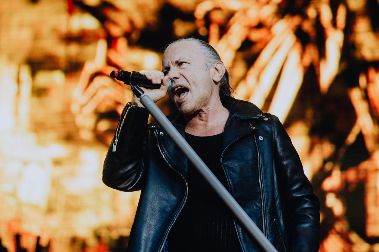 Iron Maiden – Von der ersten Sekunde an sind die Fans am Start: Bruce Dickinson und Band zuhause im dicken B. – Bruce Dickinson.
