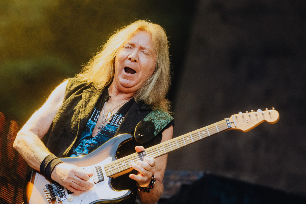 Iron Maiden – Von der ersten Sekunde an sind die Fans am Start: Bruce Dickinson und Band zuhause im dicken B. – Dave Murray.