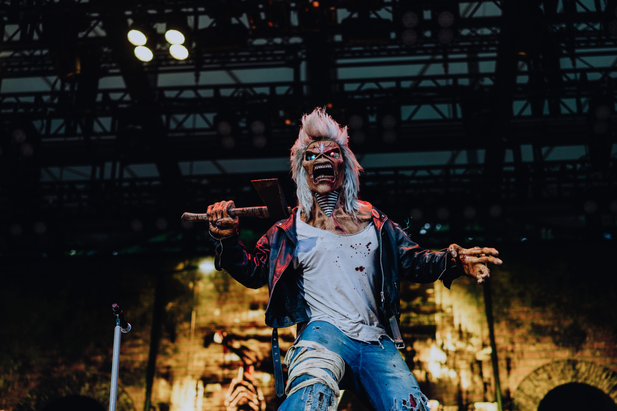 Iron Maiden – Von der ersten Sekunde an sind die Fans am Start: Bruce Dickinson und Band zuhause im dicken B. – Eddie on stage.