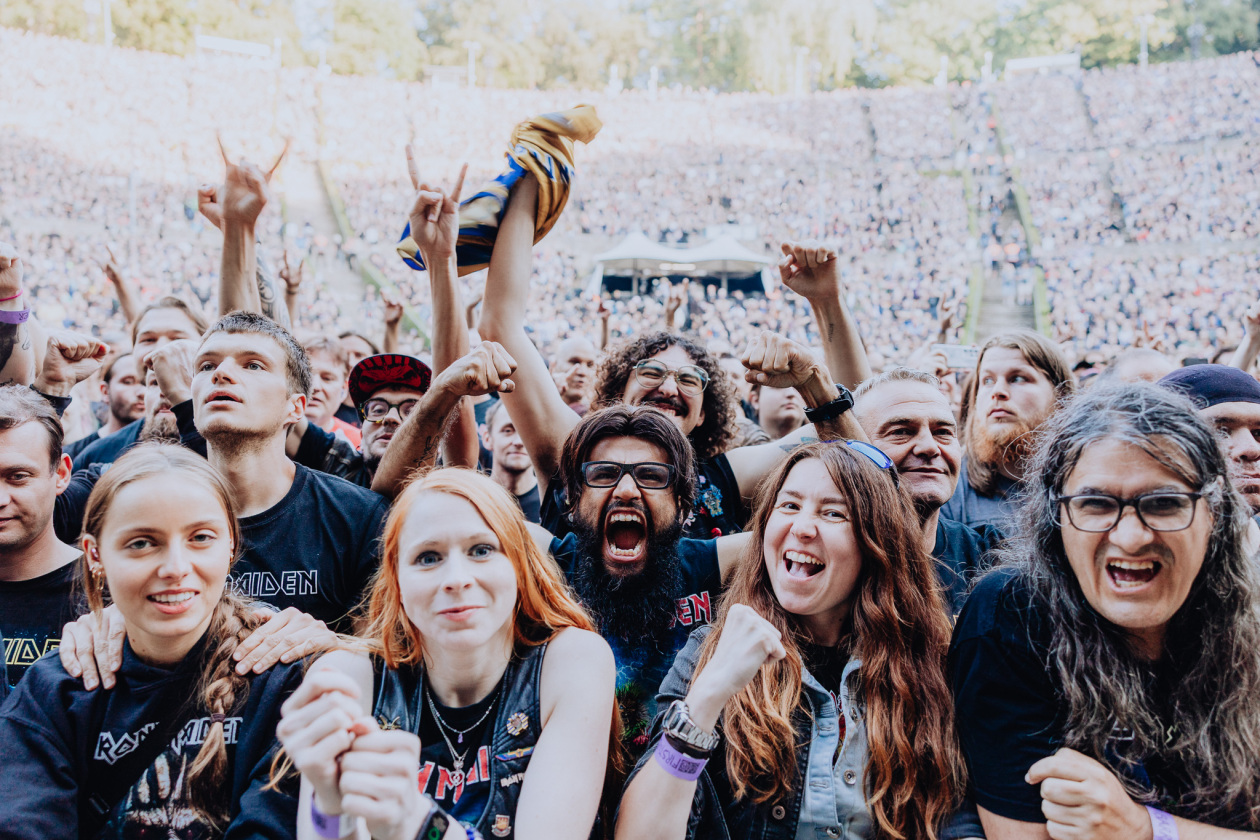 Iron Maiden – Von der ersten Sekunde an sind die Fans am Start: Bruce Dickinson und Band zuhause im dicken B. – Fans.