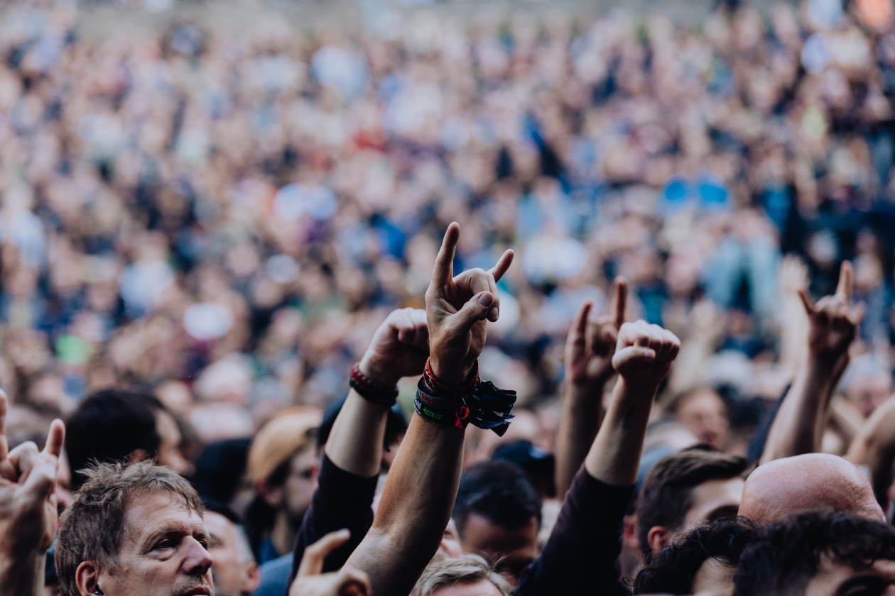 Iron Maiden – Von der ersten Sekunde an sind die Fans am Start: Bruce Dickinson und Band zuhause im dicken B. – Horns.