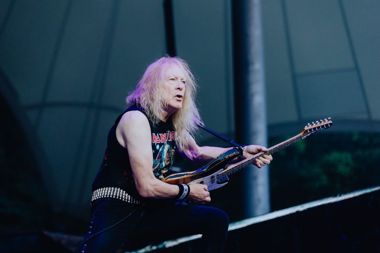Iron Maiden – Von der ersten Sekunde an sind die Fans am Start: Bruce Dickinson und Band zuhause im dicken B. – Janick Gers.