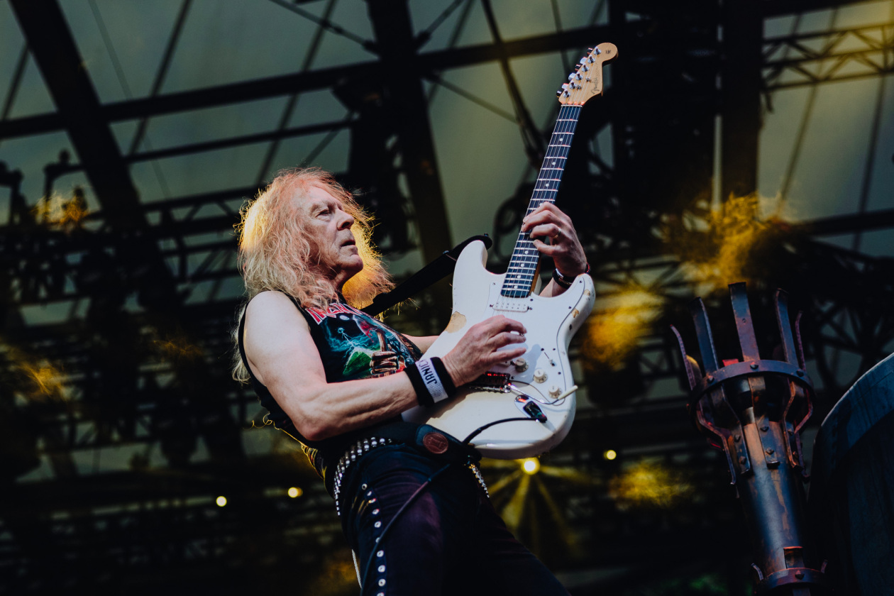 Iron Maiden – Von der ersten Sekunde an sind die Fans am Start: Bruce Dickinson und Band zuhause im dicken B. – Janick Gers.