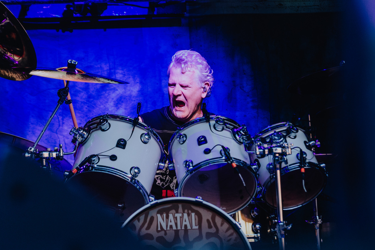 Iron Maiden – Von der ersten Sekunde an sind die Fans am Start: Bruce Dickinson und Band zuhause im dicken B. – Simon Dawson.