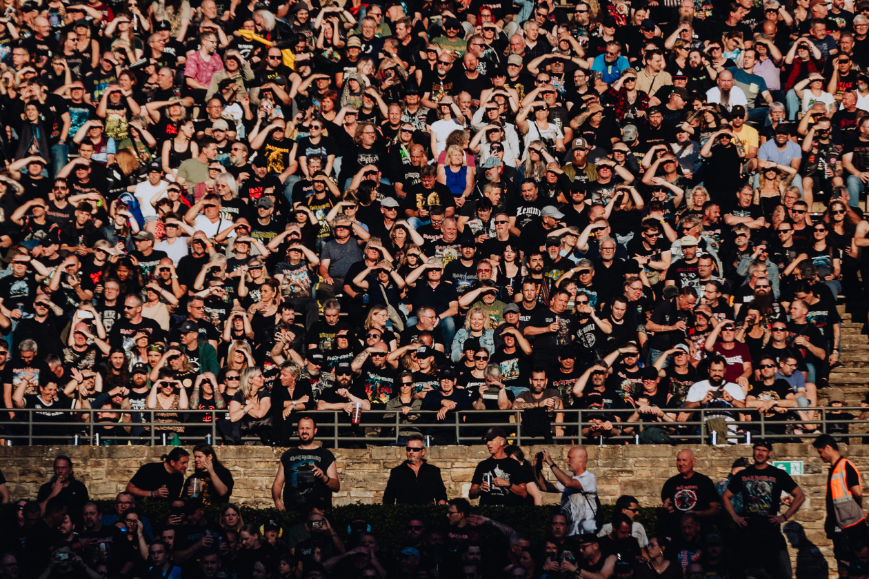 Iron Maiden – Von der ersten Sekunde an sind die Fans am Start: Bruce Dickinson und Band zuhause im dicken B. – Volles Haus.