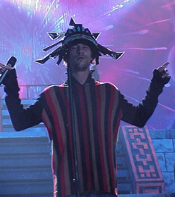 Jamiroquai – Andachtsvoll vor der Opfertreppe