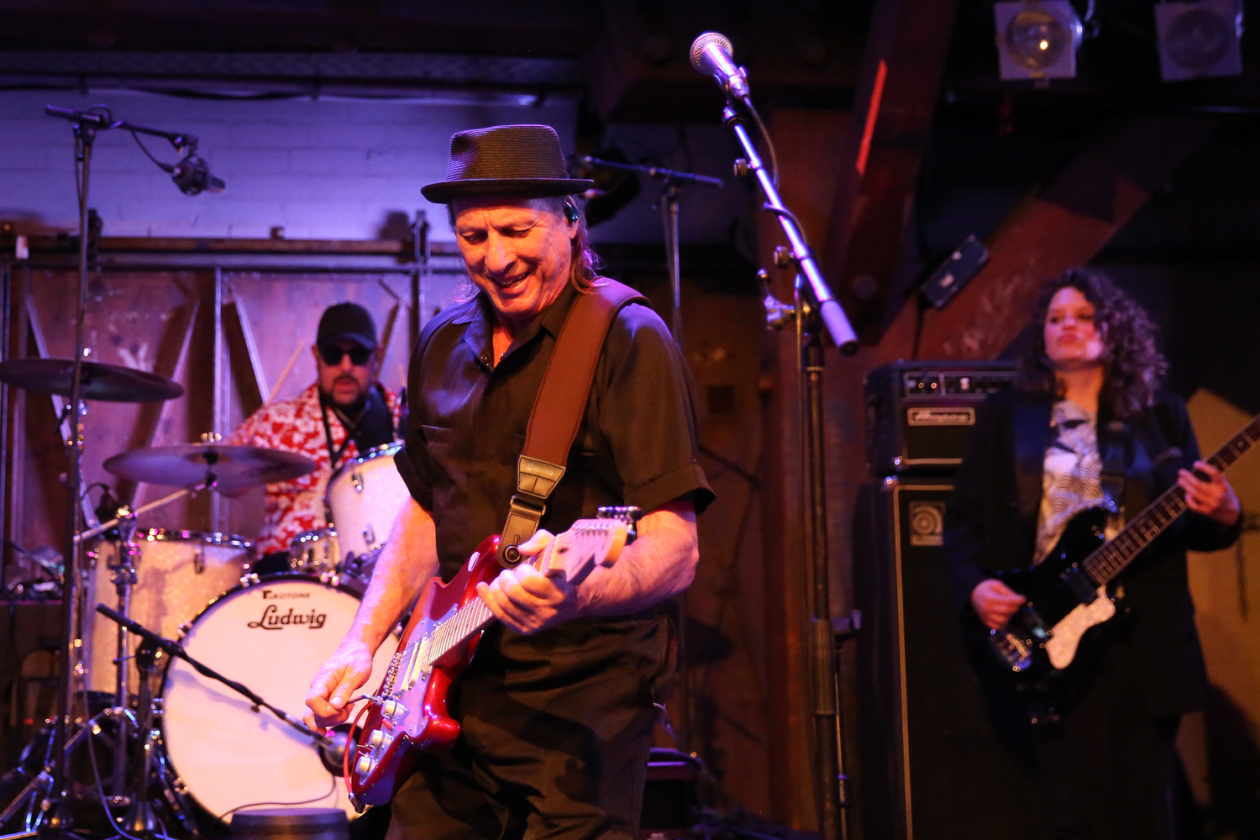 Jerry Harrison & Adrian Belew – Rockgeschichte on stage: Talking Heads meets King Crimson. – Adrian Belew.