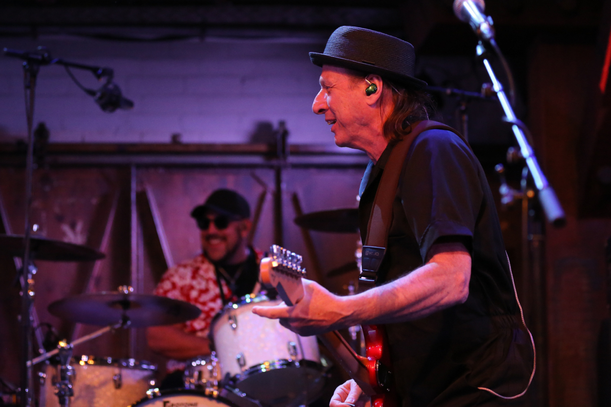 Jerry Harrison & Adrian Belew – Rockgeschichte on stage: Talking Heads meets King Crimson. – Adrian Belew.
