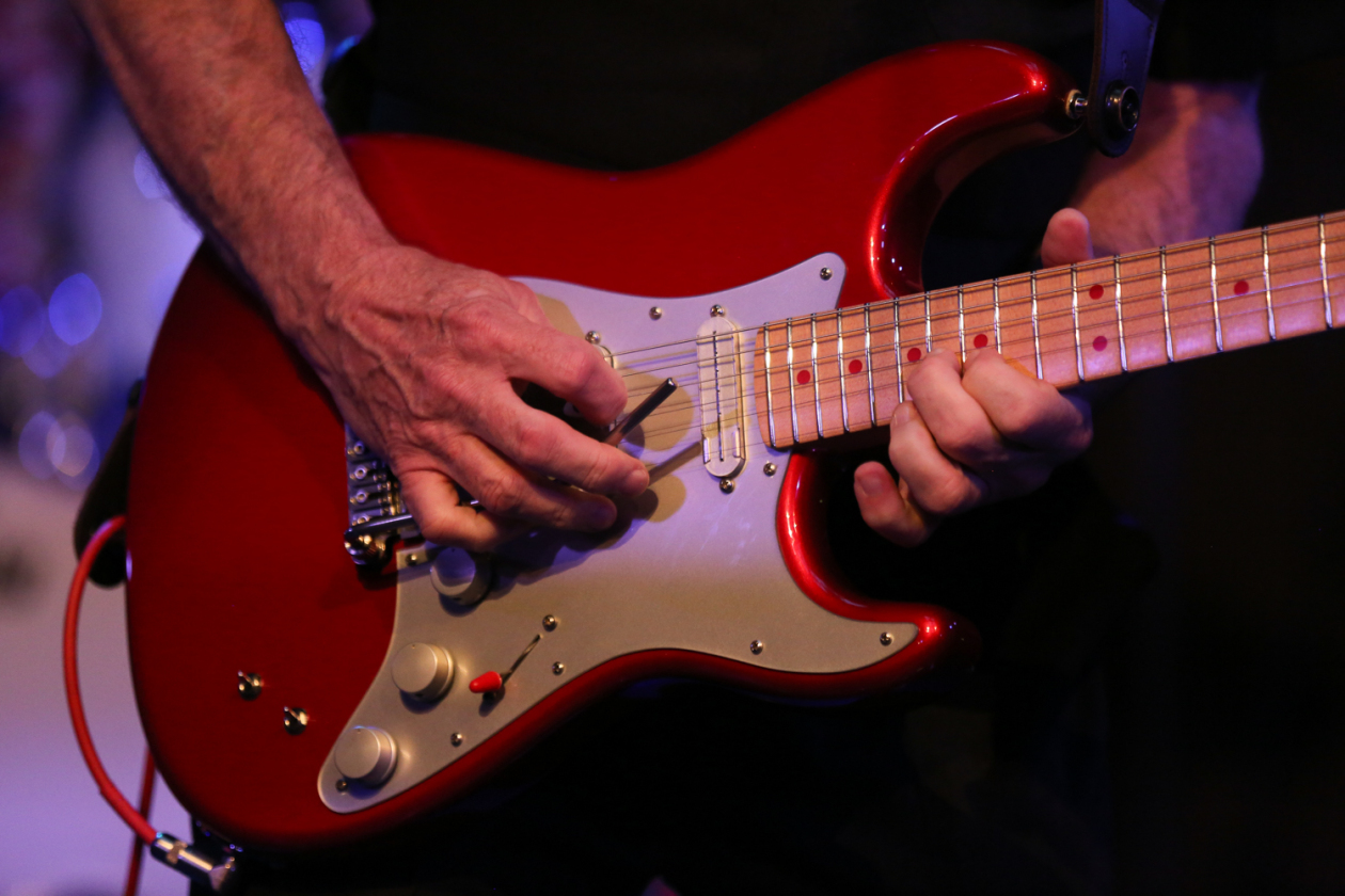 Jerry Harrison & Adrian Belew – Rockgeschichte on stage: Talking Heads meets King Crimson. – Andrews guitar.