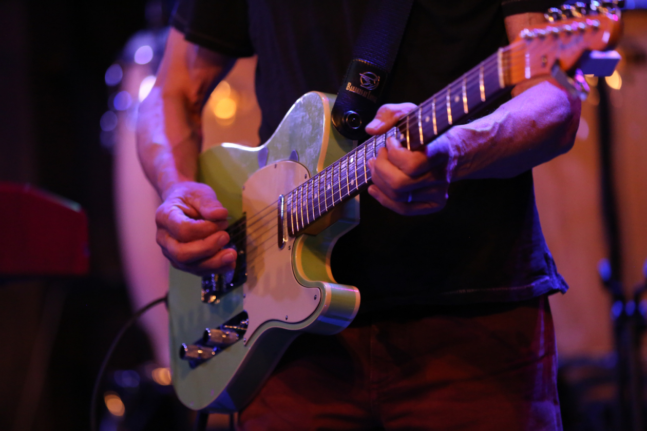 Jerry Harrison & Adrian Belew – Rockgeschichte on stage: Talking Heads meets King Crimson. – Jerrys guitar.