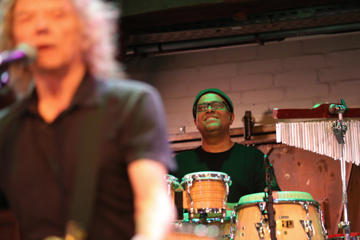 Jerry Harrison & Adrian Belew – Rockgeschichte on stage: Talking Heads meets King Crimson. – On Percussions.