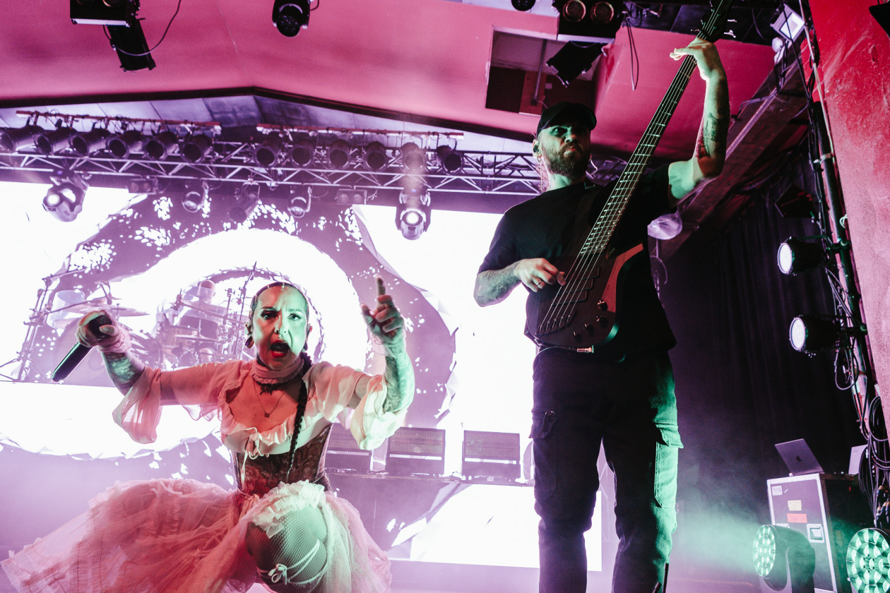 Sängerin Tati und Band mal wieder in Bestform. – Jinjer.