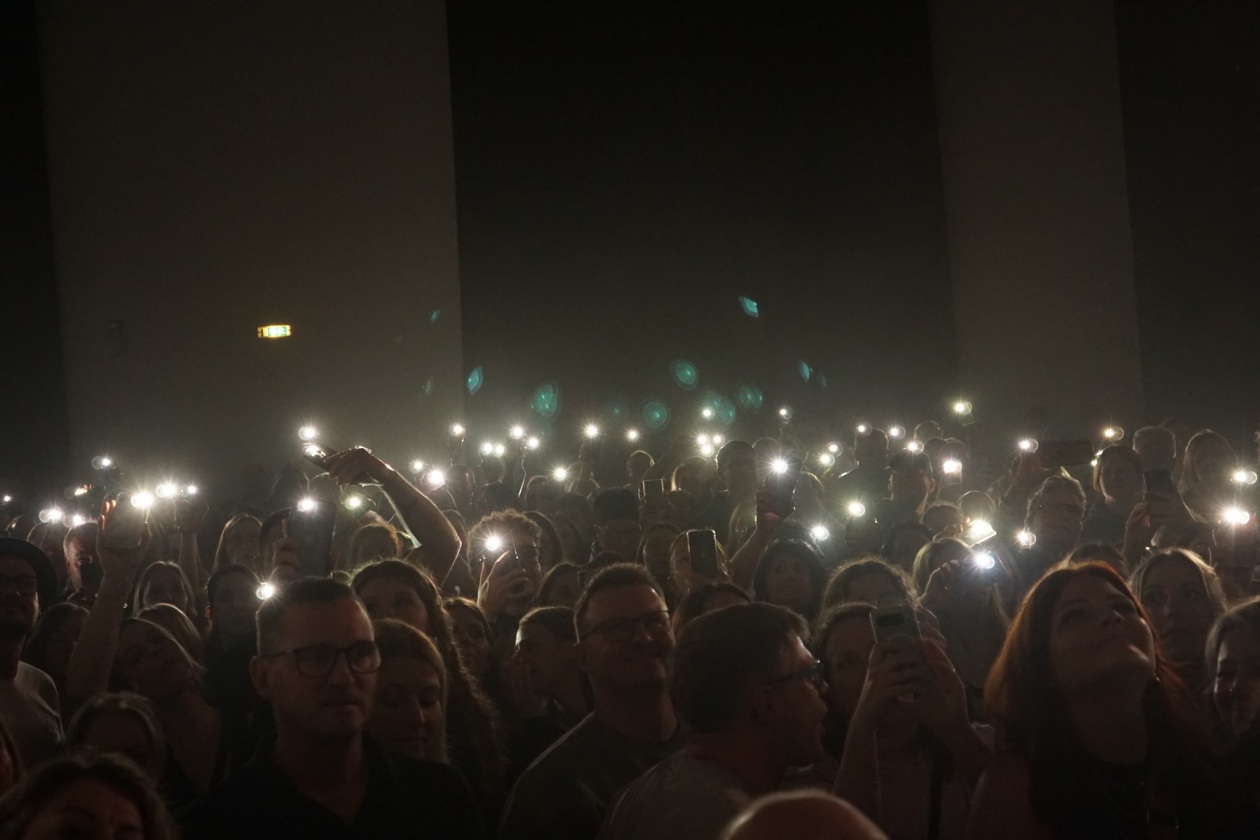 Kamrad – Volles Haus beim Konzert des Deutschpop-Stars. – Im Kammgarn.