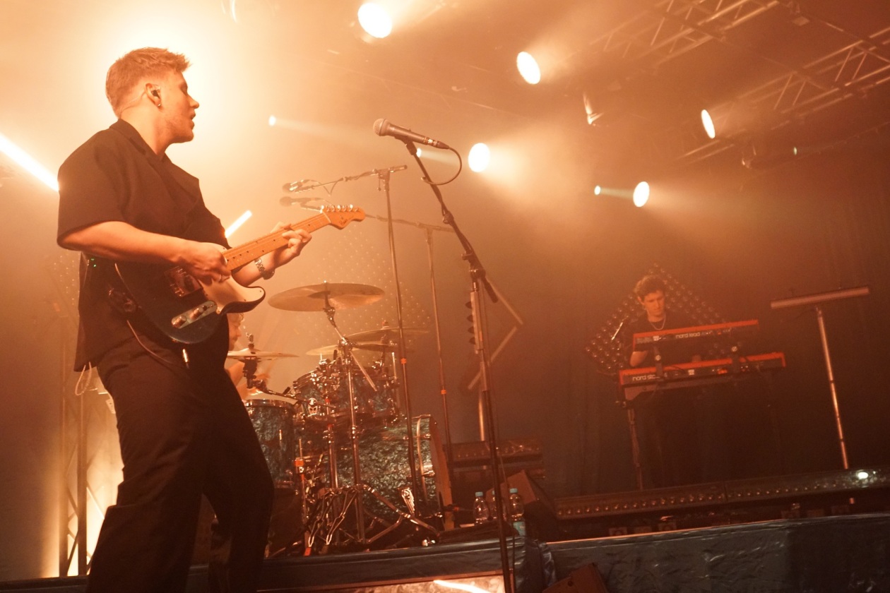 Volles Haus beim Konzert des Deutschpop-Stars. – Kamrads band.
