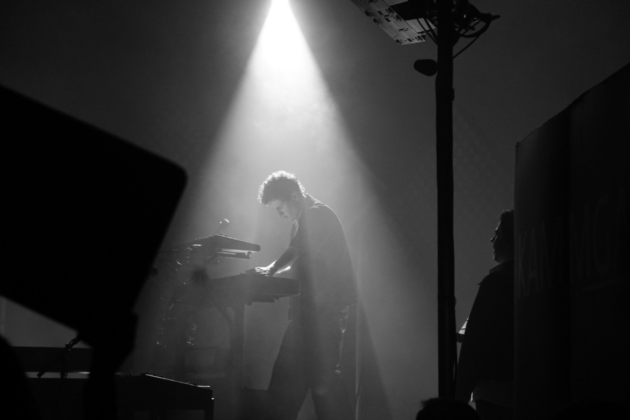 Kamrad – Volles Haus beim Konzert des Deutschpop-Stars. – On Keys.