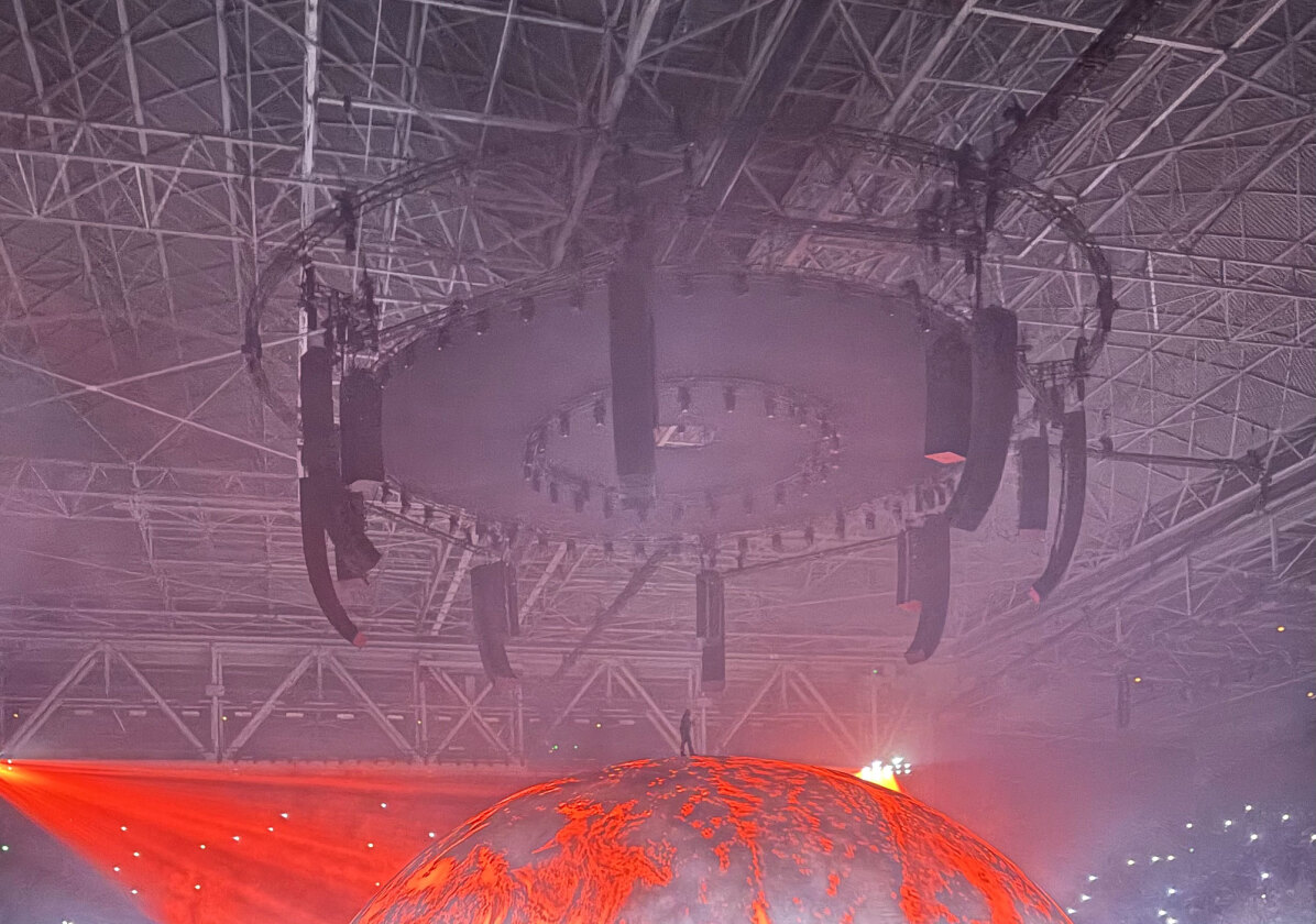 Kanye West – Wortwörtlich auf dem Gipfel der Welt: 35 Songs, 120 Minuten und 40.000 Fans in den Niederlanden. – Ye.