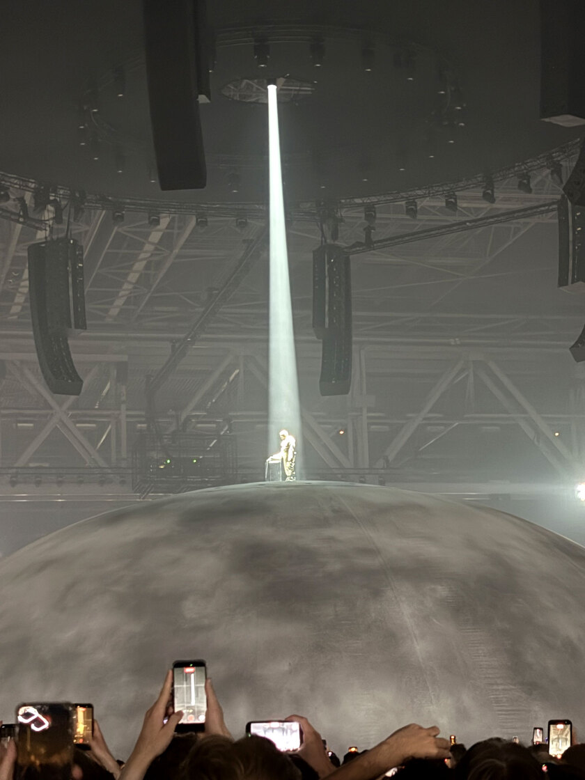 Kanye West – Wortwörtlich auf dem Gipfel der Welt: 35 Songs, 120 Minuten und 40.000 Fans in den Niederlanden. – Ye.