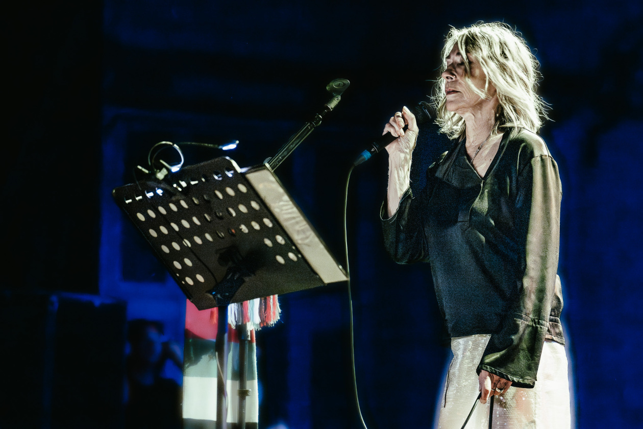 Auf der Bühne dunkel, stoische Performance: die Sonic Youth-Legende mit Band live. – Kim Gordon.