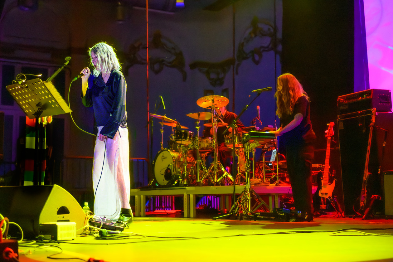 Auf der Bühne dunkel, stoische Performance: die Sonic Youth-Legende mit Band live. – Kim Gordon.